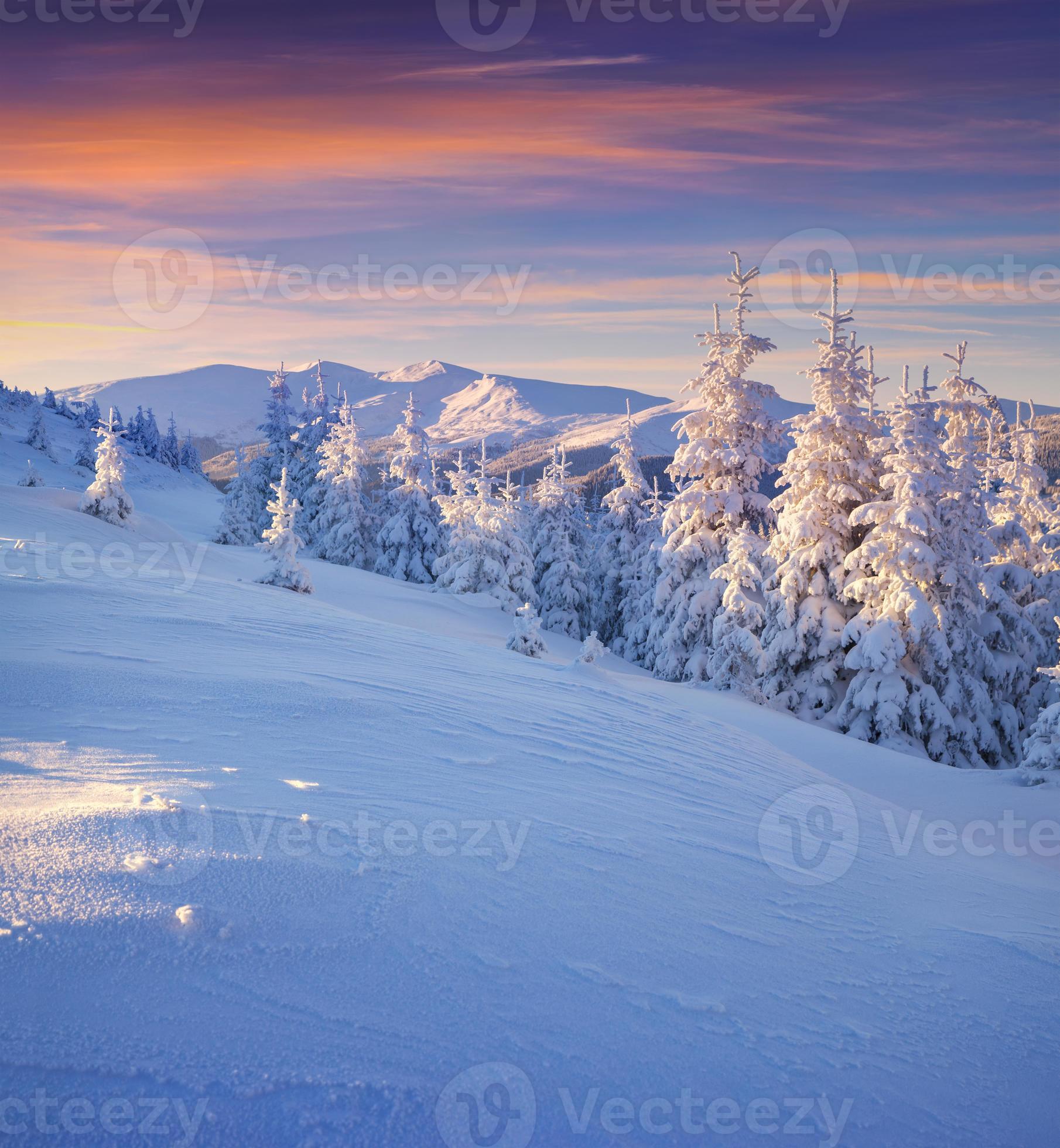 bunte Winterlandschaft in den Bergen. foto