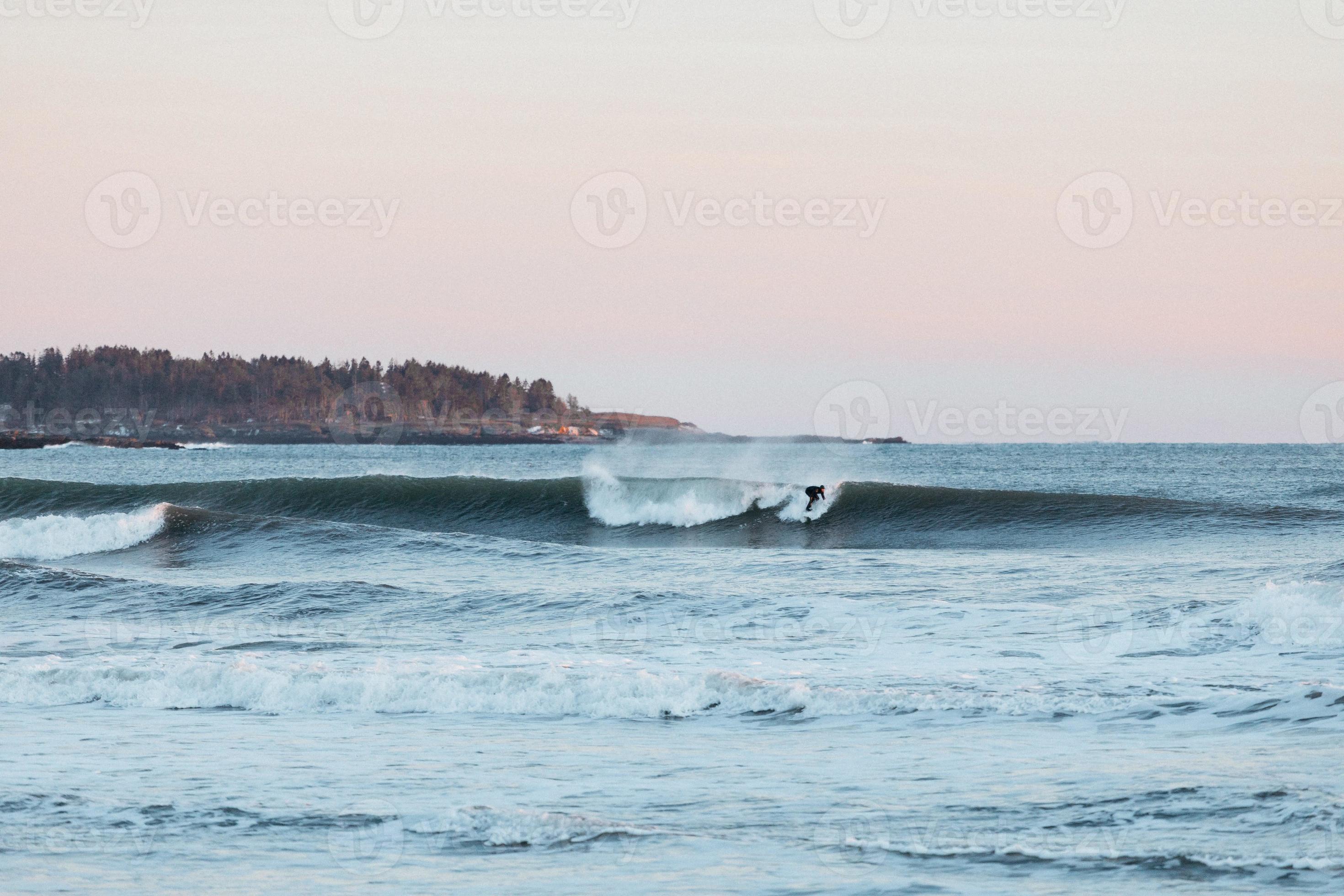Surfer auf einer Welle in der Abenddämmerung foto