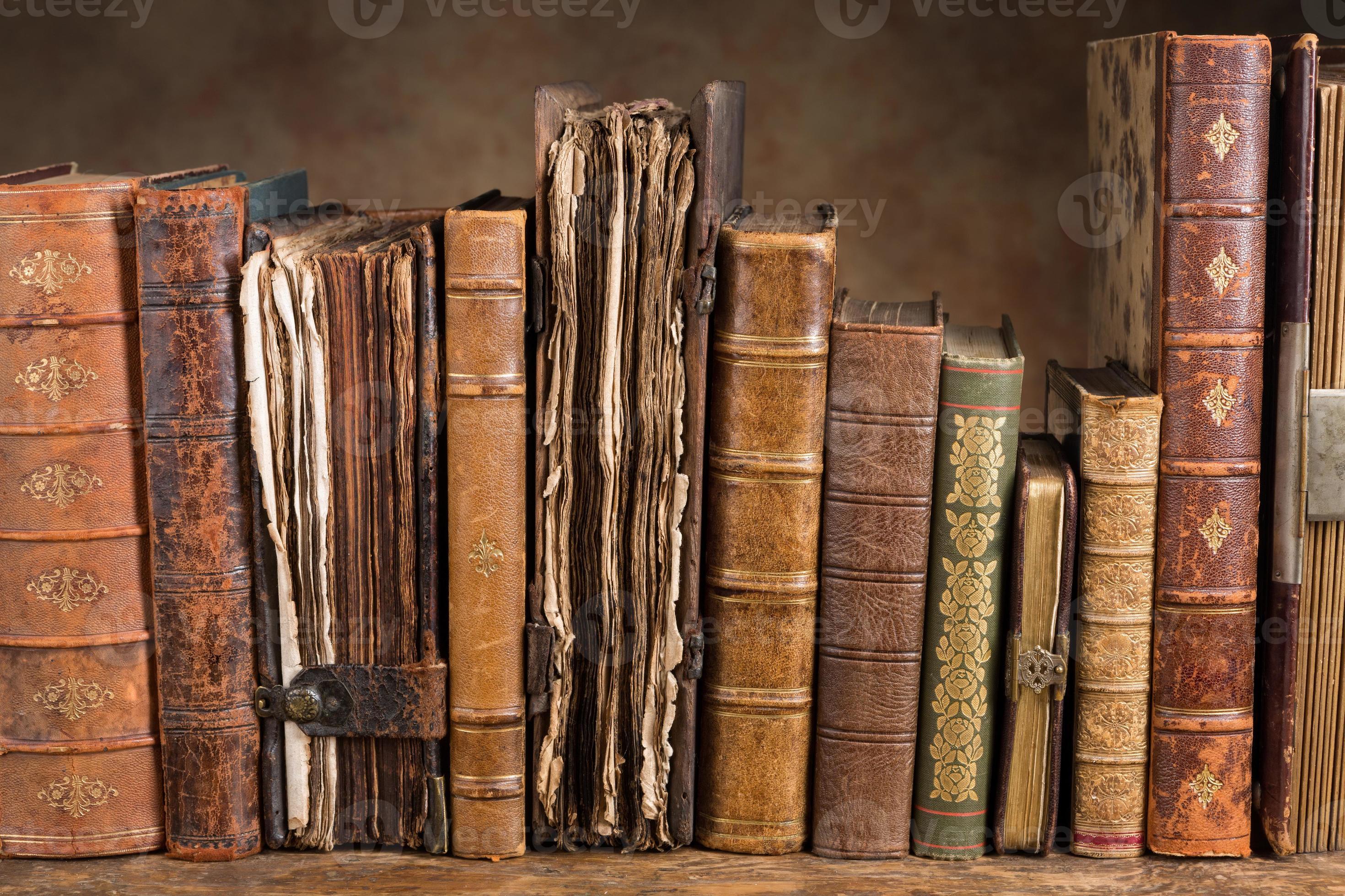 antike Bücher in einer Reihe foto