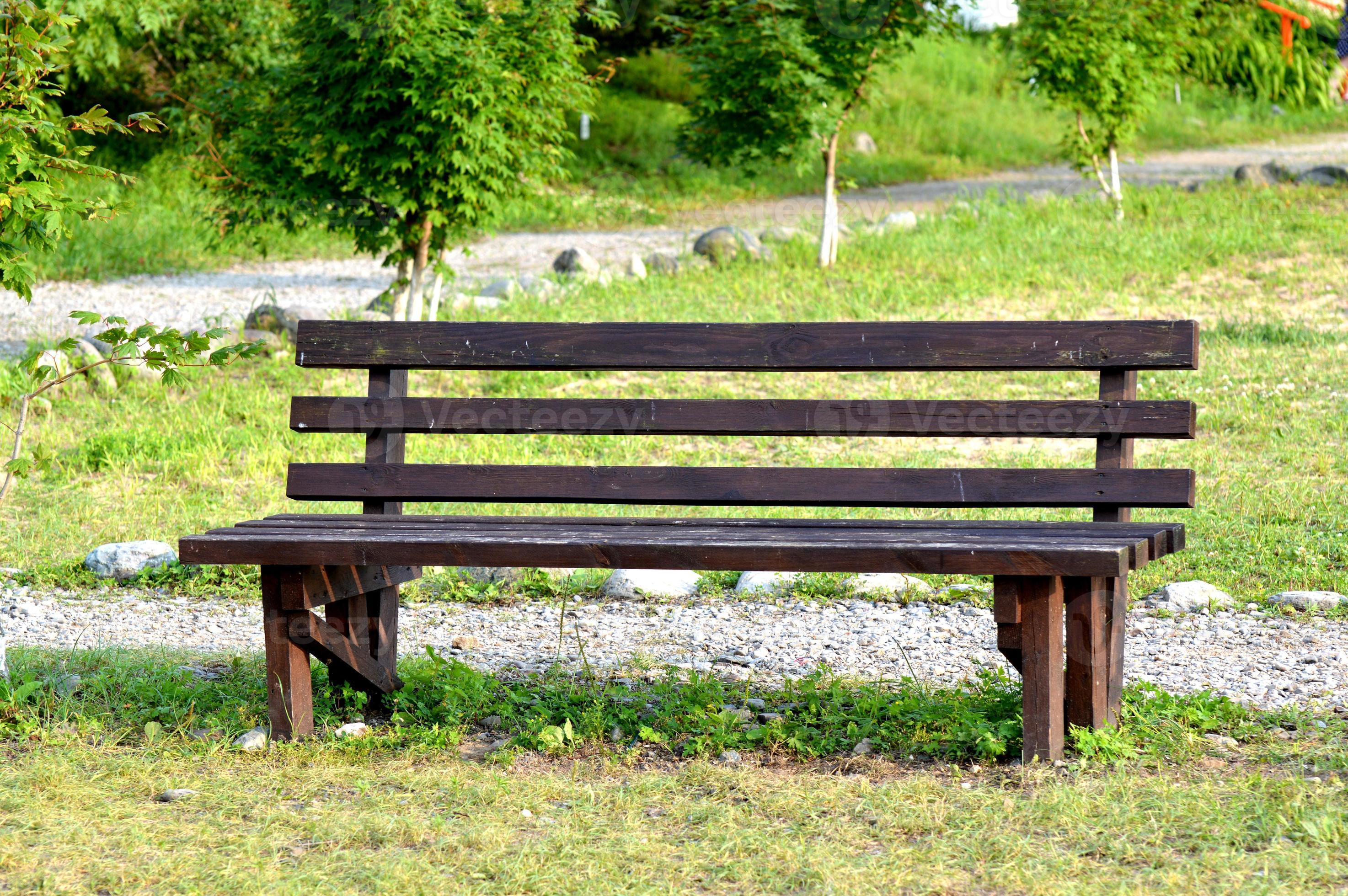 Schließen Sie Oben Vom Leeren Hölzernen Aschenbecher Vom Arm Der Holzbank  Im Garten Lizenzfreie Fotos, Bilder und Stock Fotografie. Image 75051484.