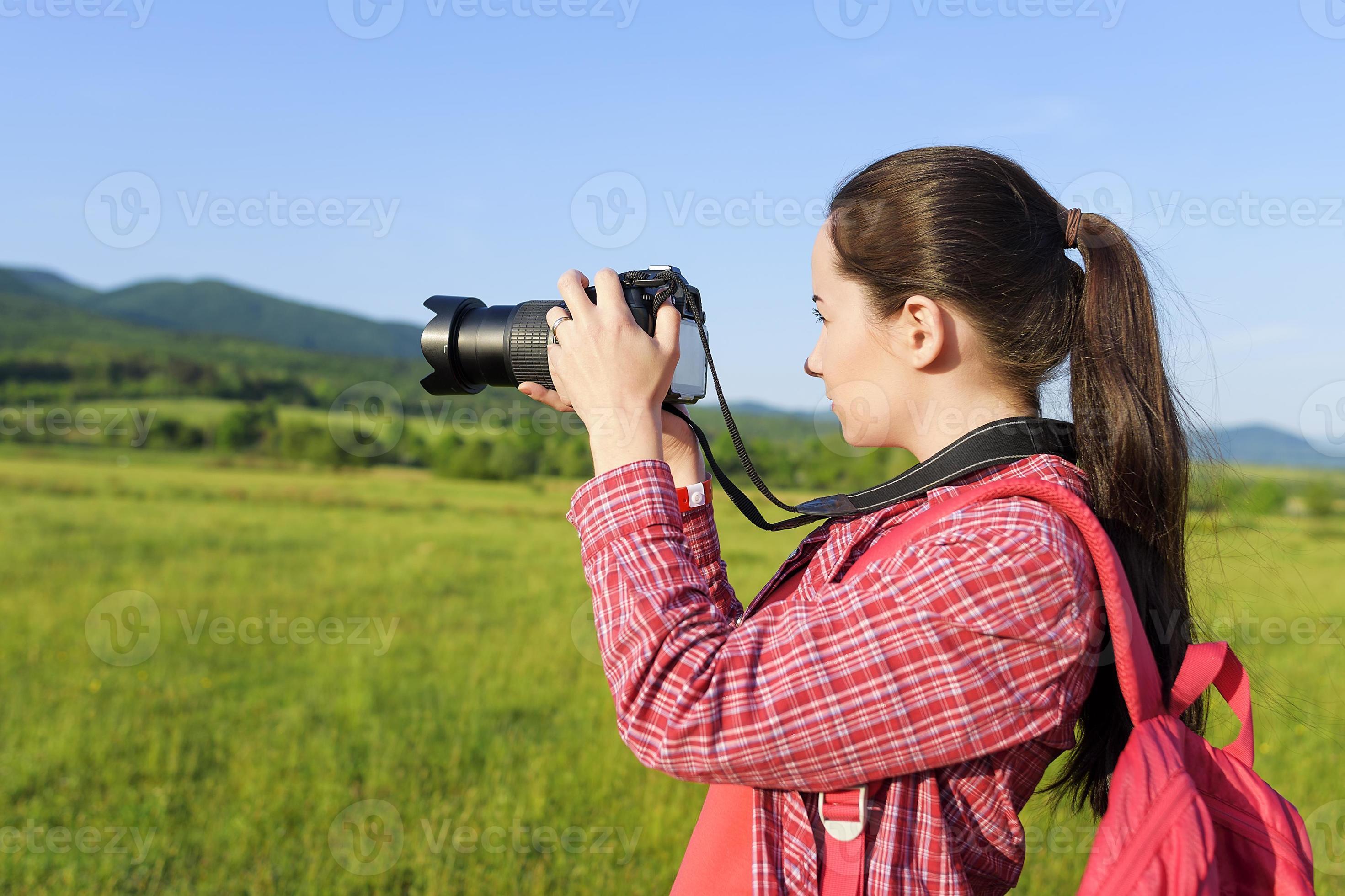 weibliche Touristin, die vor der Kamera fotografiert foto