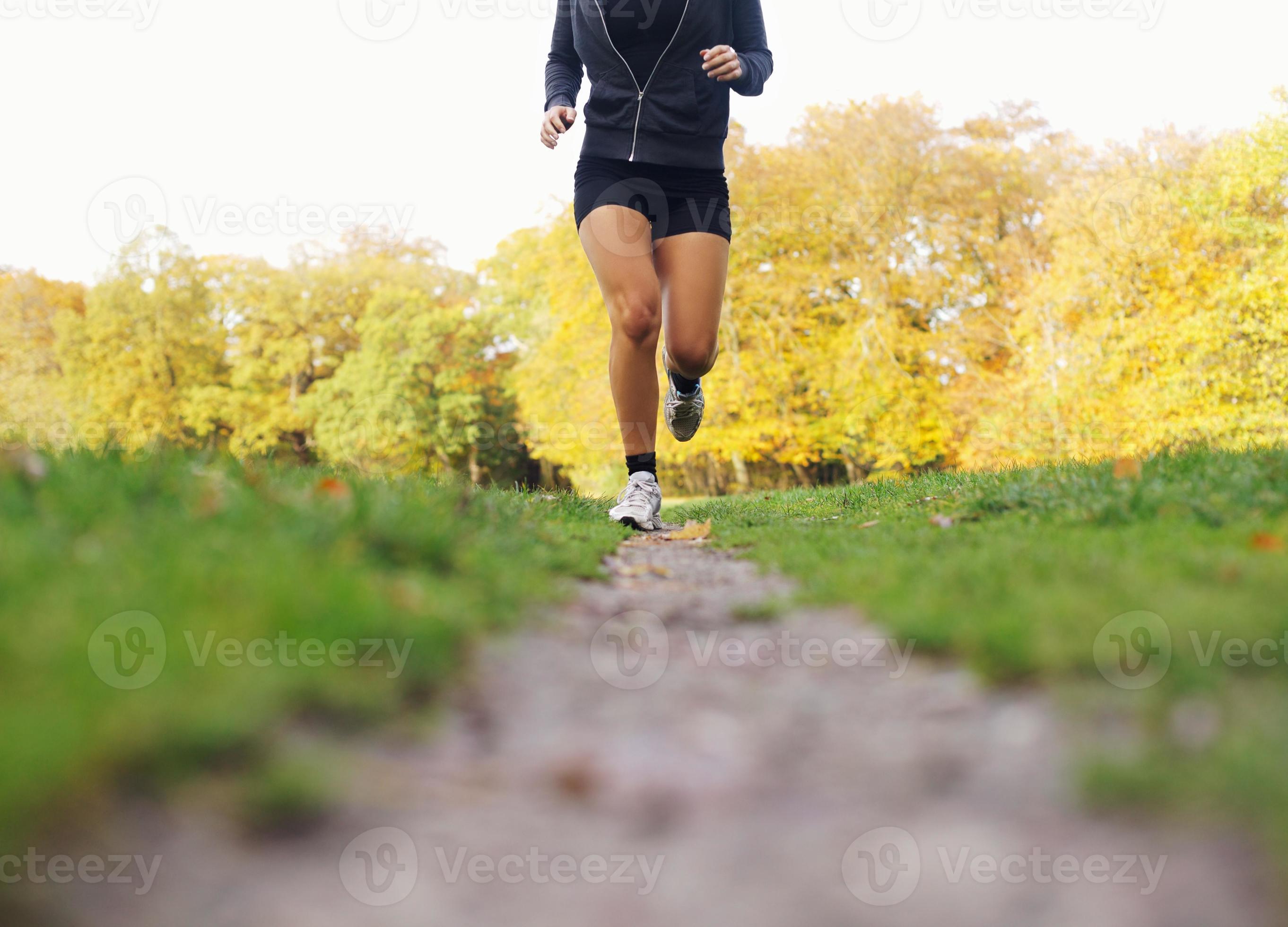 Sportlerin, die im Park joggt foto