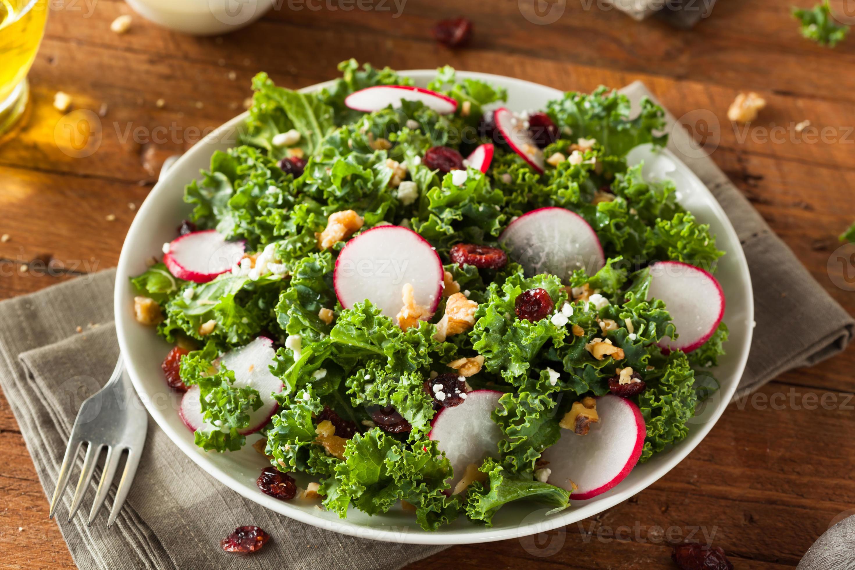 gesunder roher Grünkohl-Cranberry-Salat foto
