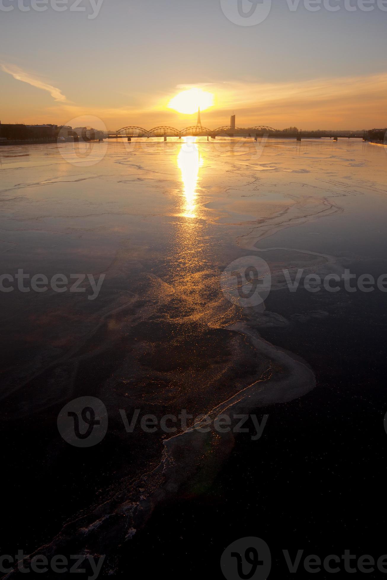 gefrorener Daugava Fluss foto