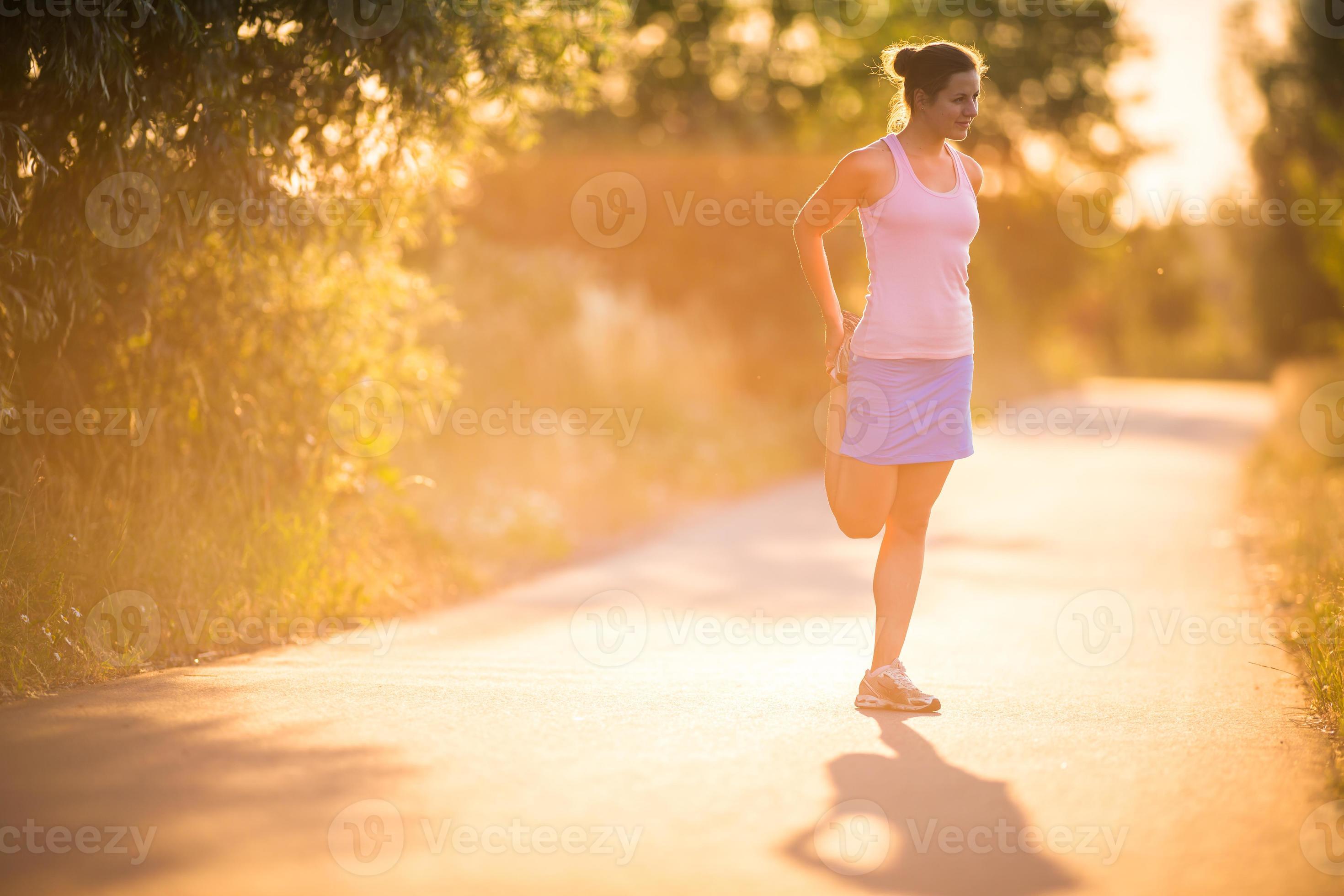 junge Frau läuft im Freien foto
