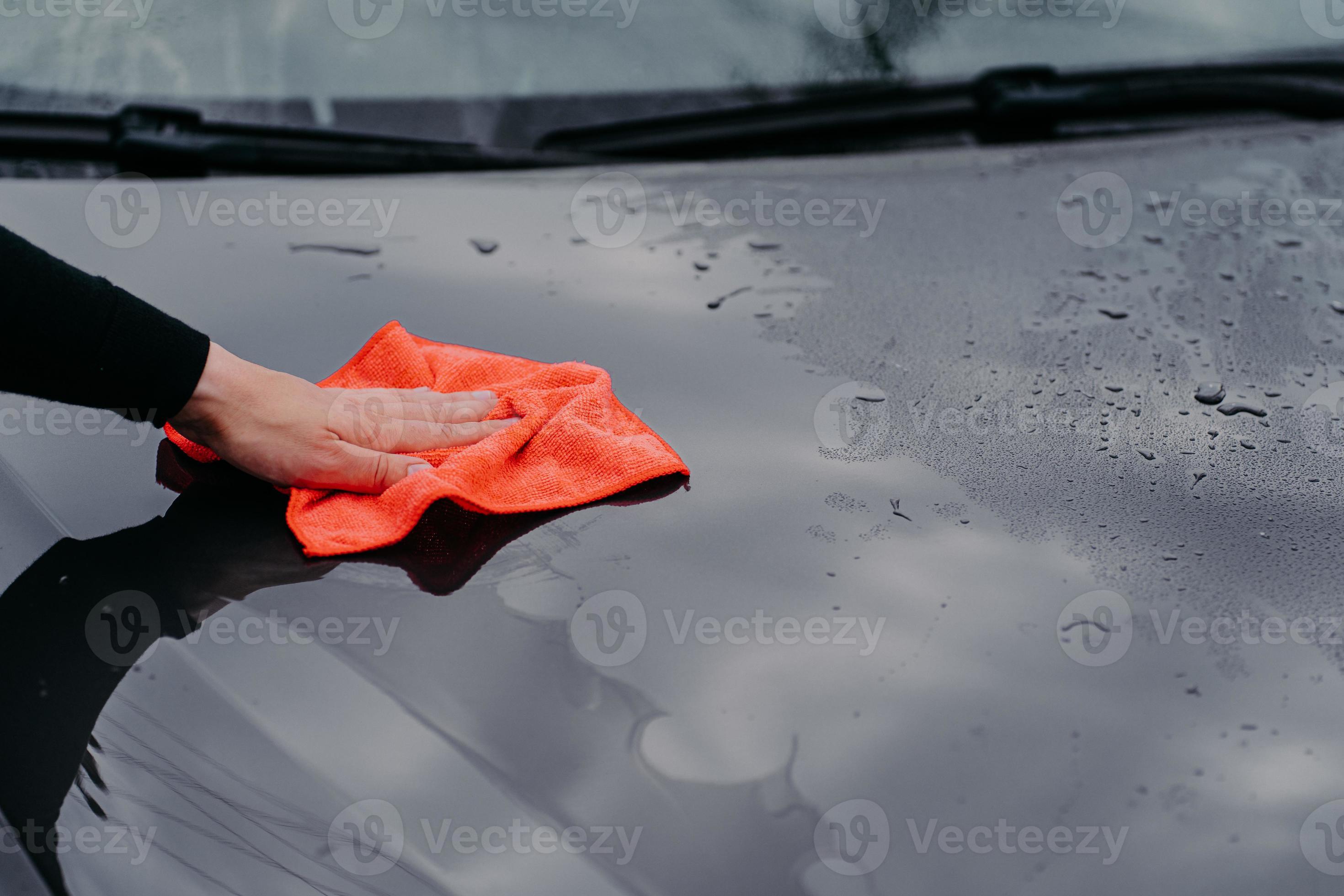 Auto mit Mikrofasertuch reinigen. Mann wäscht schwarze Motorhaube. Fahrzeug  polieren. Fahrzeugaufbereitung, Wartung 7909188 Stock-Photo bei Vecteezy
