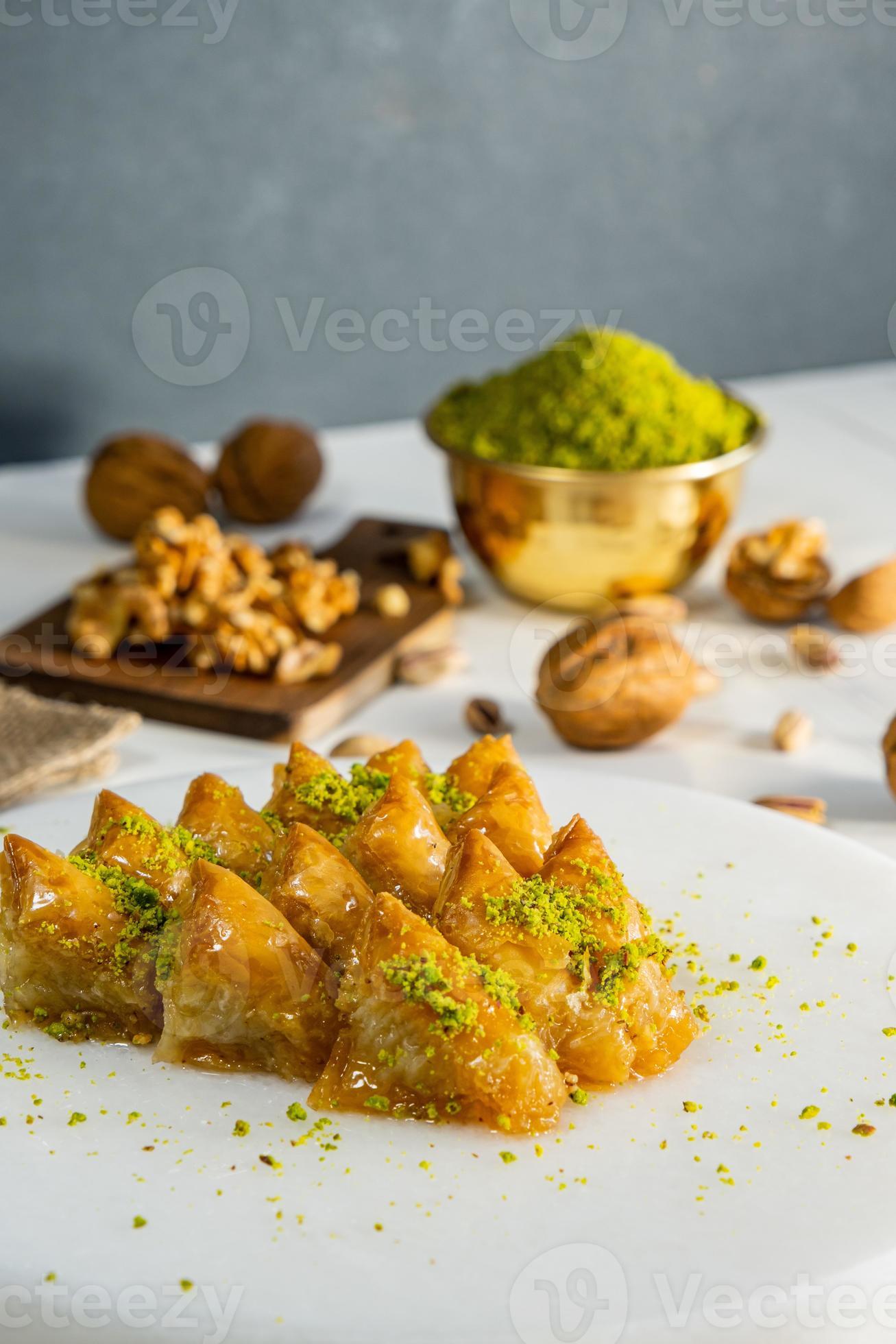 Walnuss-Baklava auf weißem Marmor. traditionelles Dessert aus dem Nahen ...