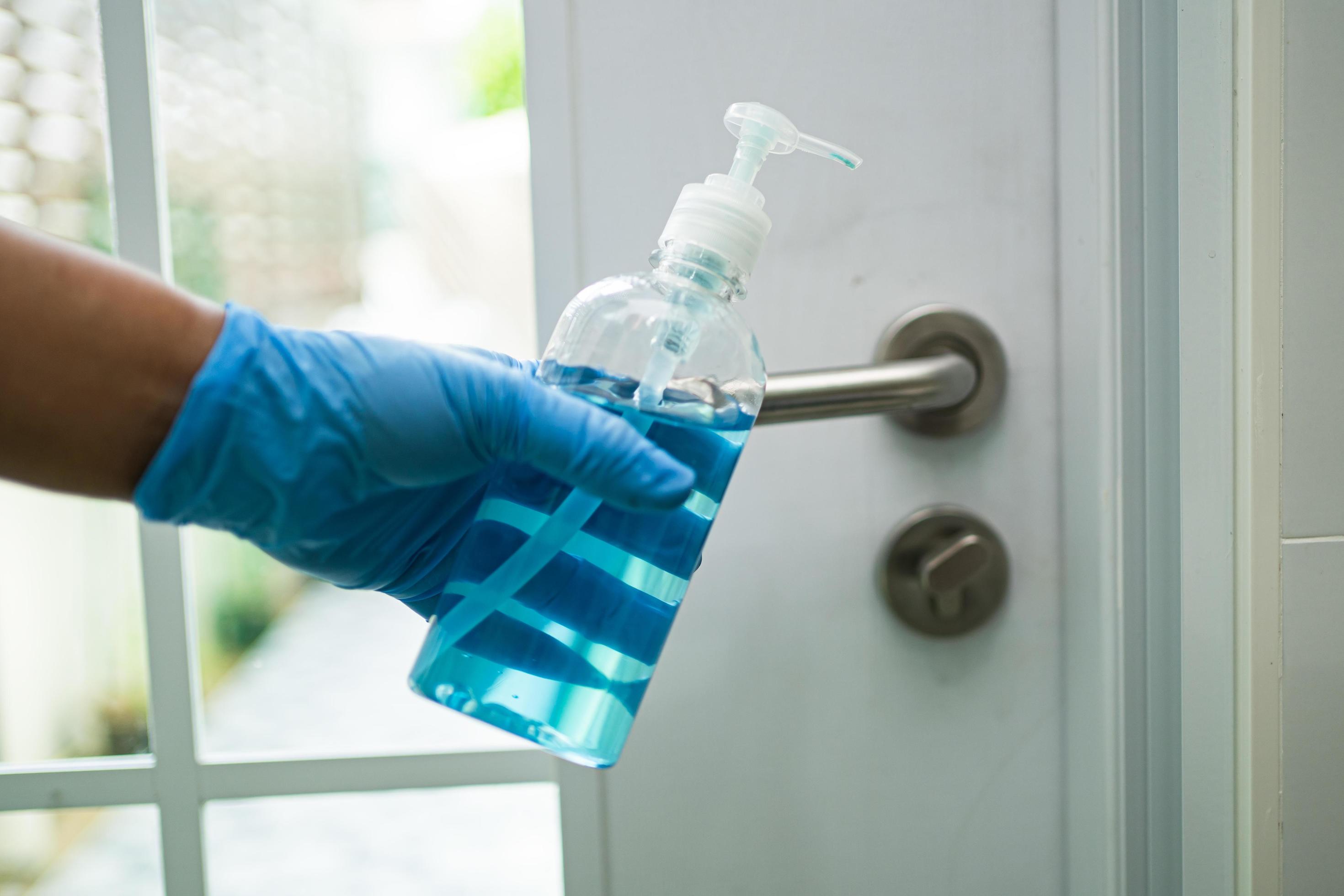 türgriff mit alkohol im büro und zu hause reinigen, um covid 19 coronavirus  zu schützen. 8086498 Stock-Photo bei Vecteezy