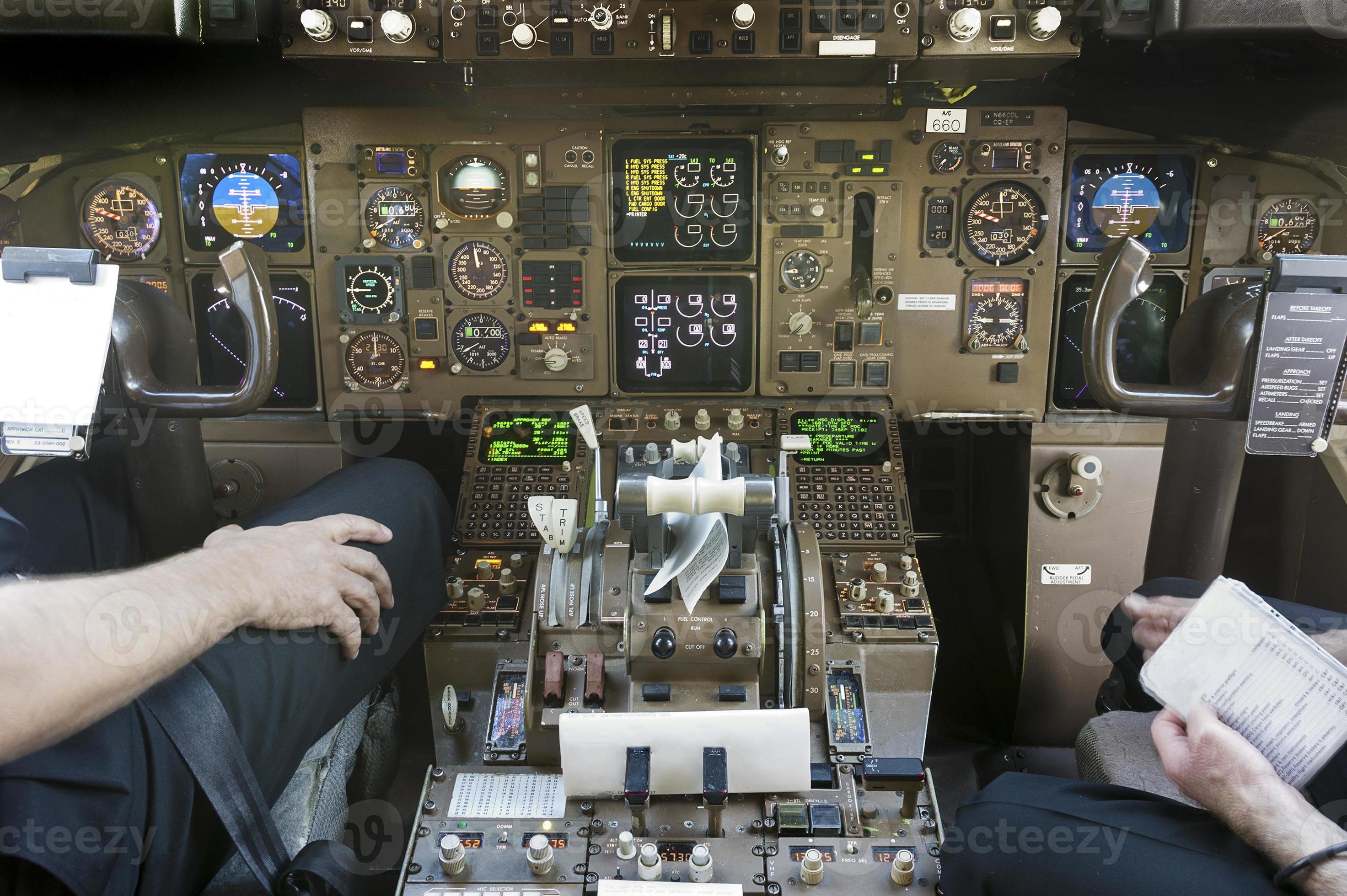 Cockpit und Piloten machen sich bereit zu fliegen foto