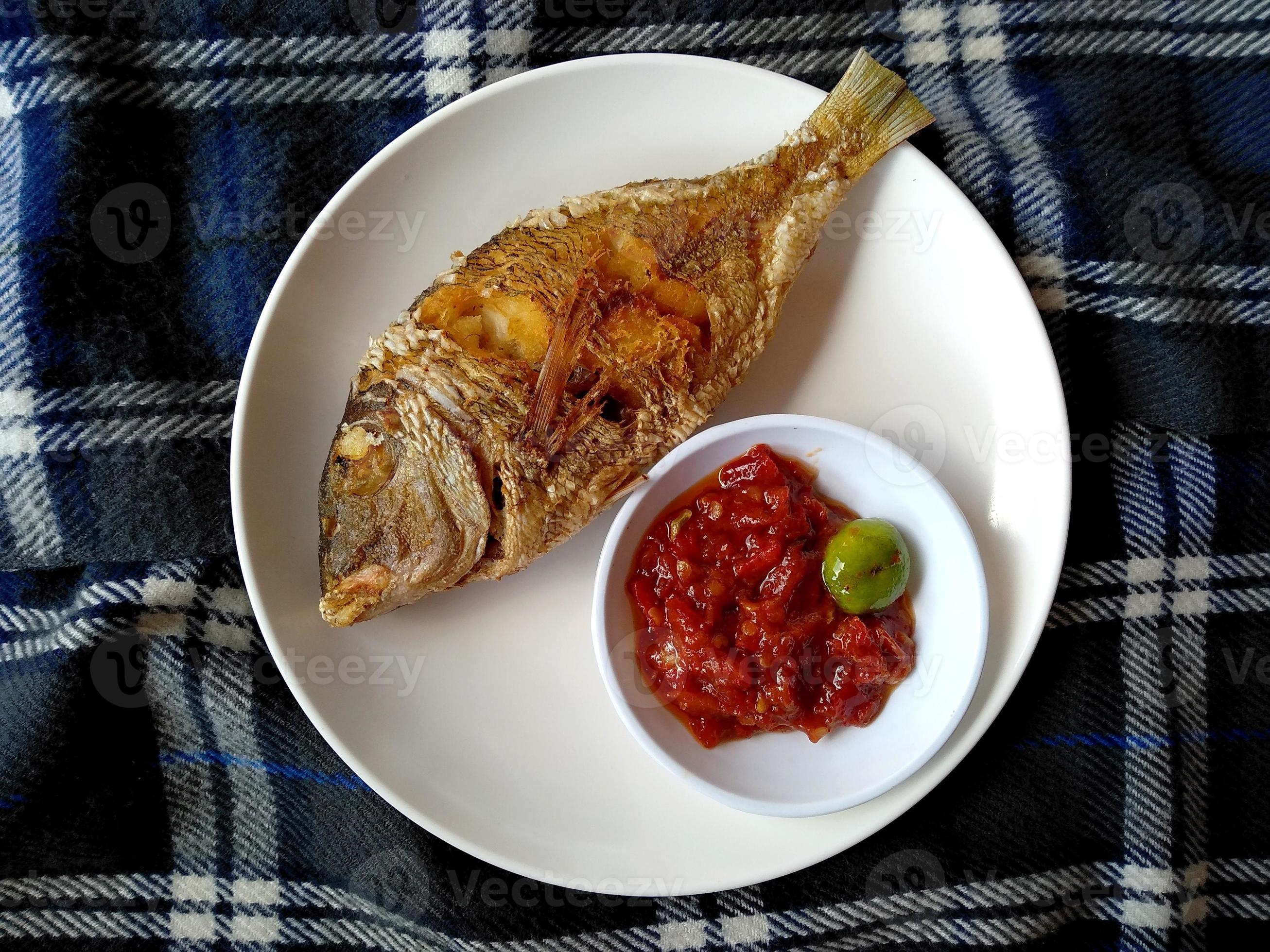 Ikan Goreng oder gebratener Fisch auf einem Teller. traditionelles ...