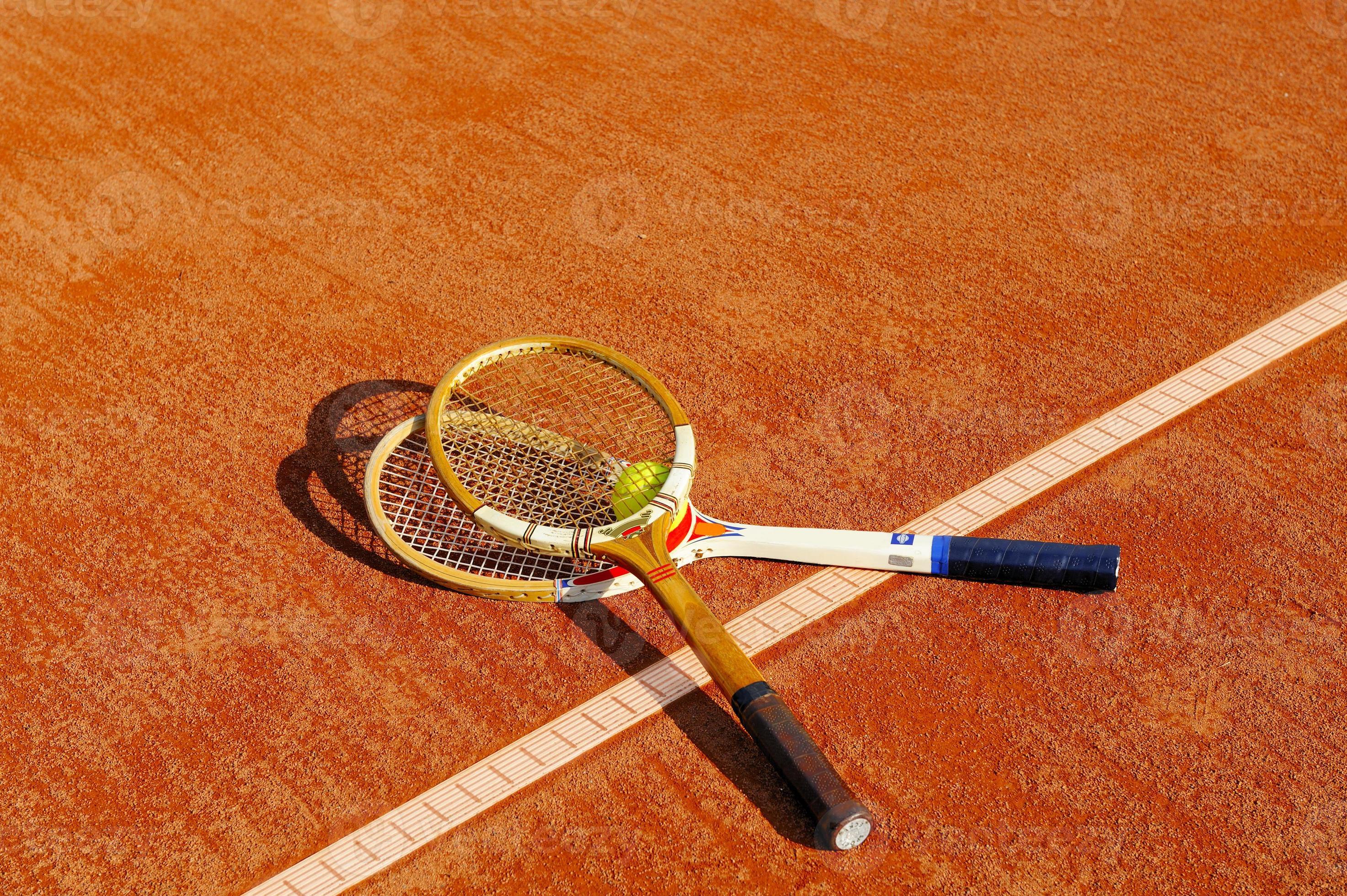 alter Tennisschläger auf dem Sandplatz 856066 Stock-Photo bei Vecteezy