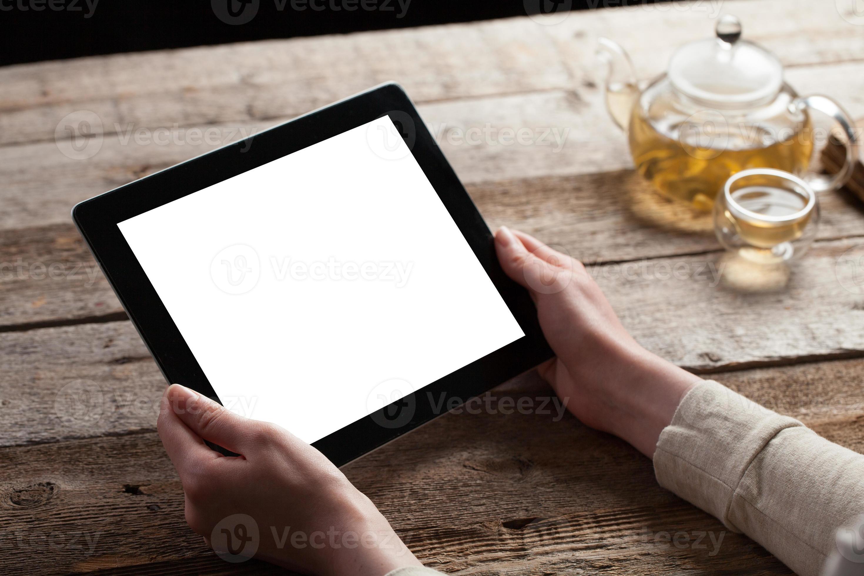 Bildschirm des digitalen Tablet-PCs auf Holztisch foto