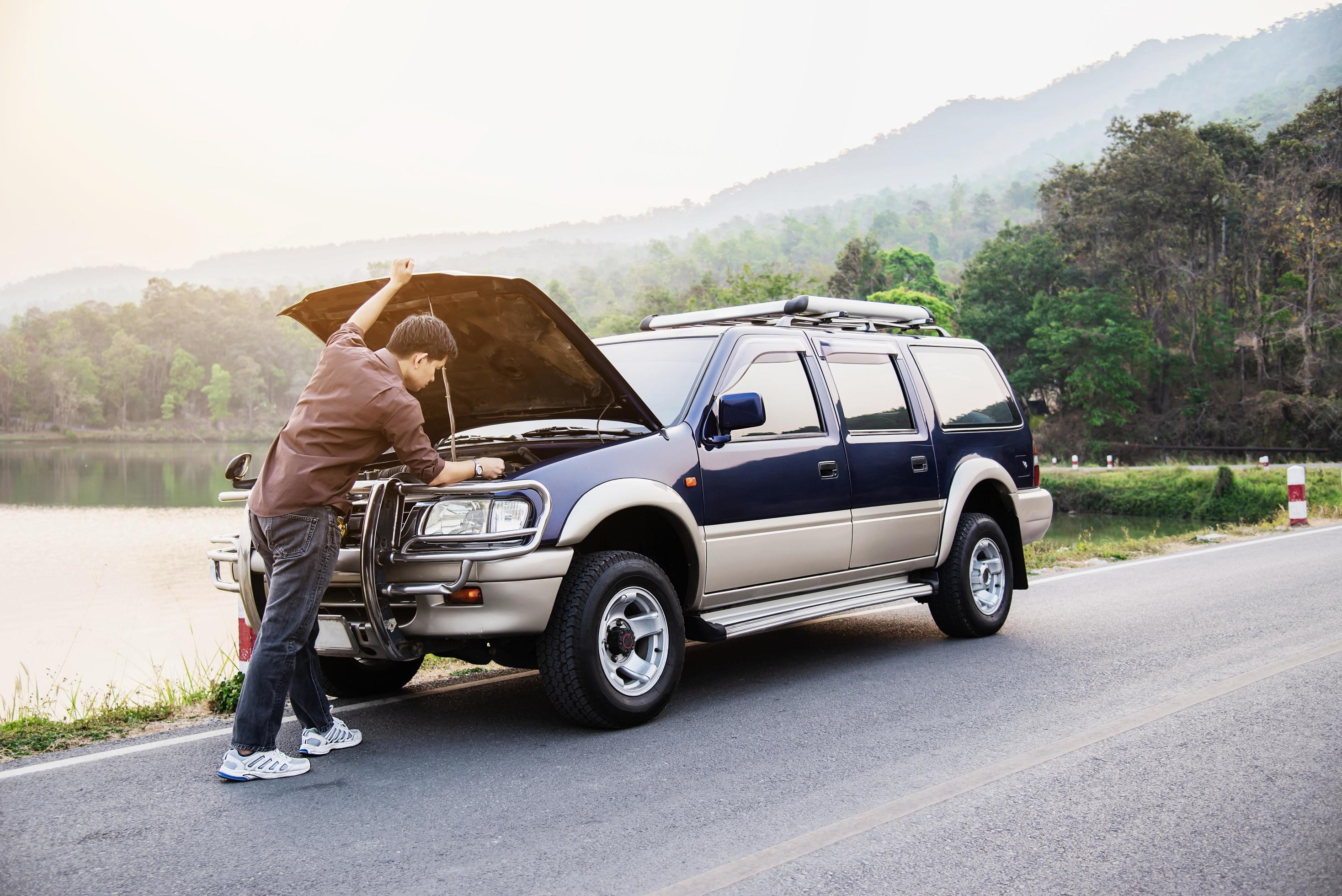 Auto Pflege und Wartung, zum Anfassen Auto Mechaniker mit ein Schlüssel zu  Fix das Auto Motor Problem. Prüfung und Bedienung Konzepte 23494077  Stock-Photo bei Vecteezy