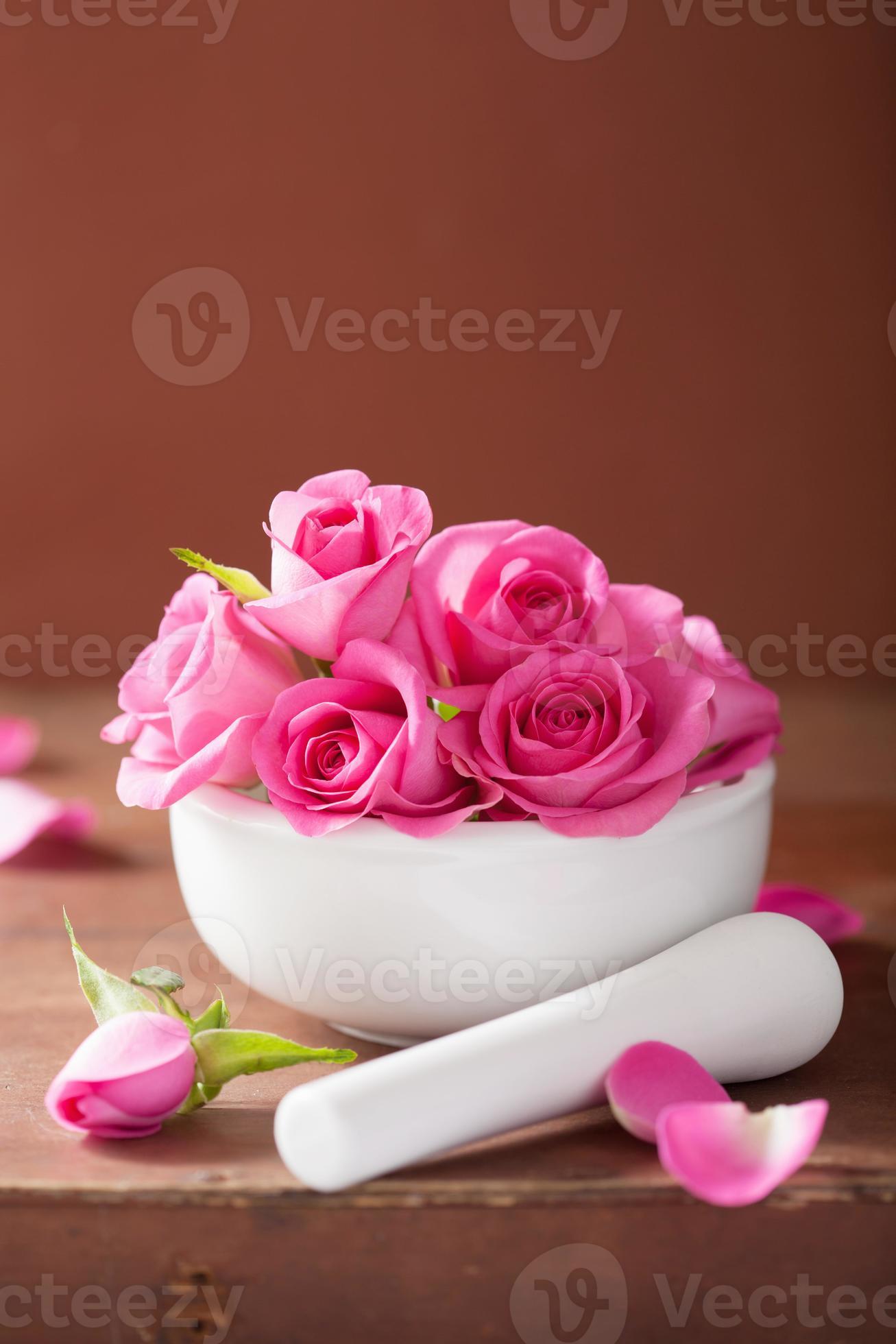 Mörtel mit Rosenblüten für Aromatherapie und Spa foto