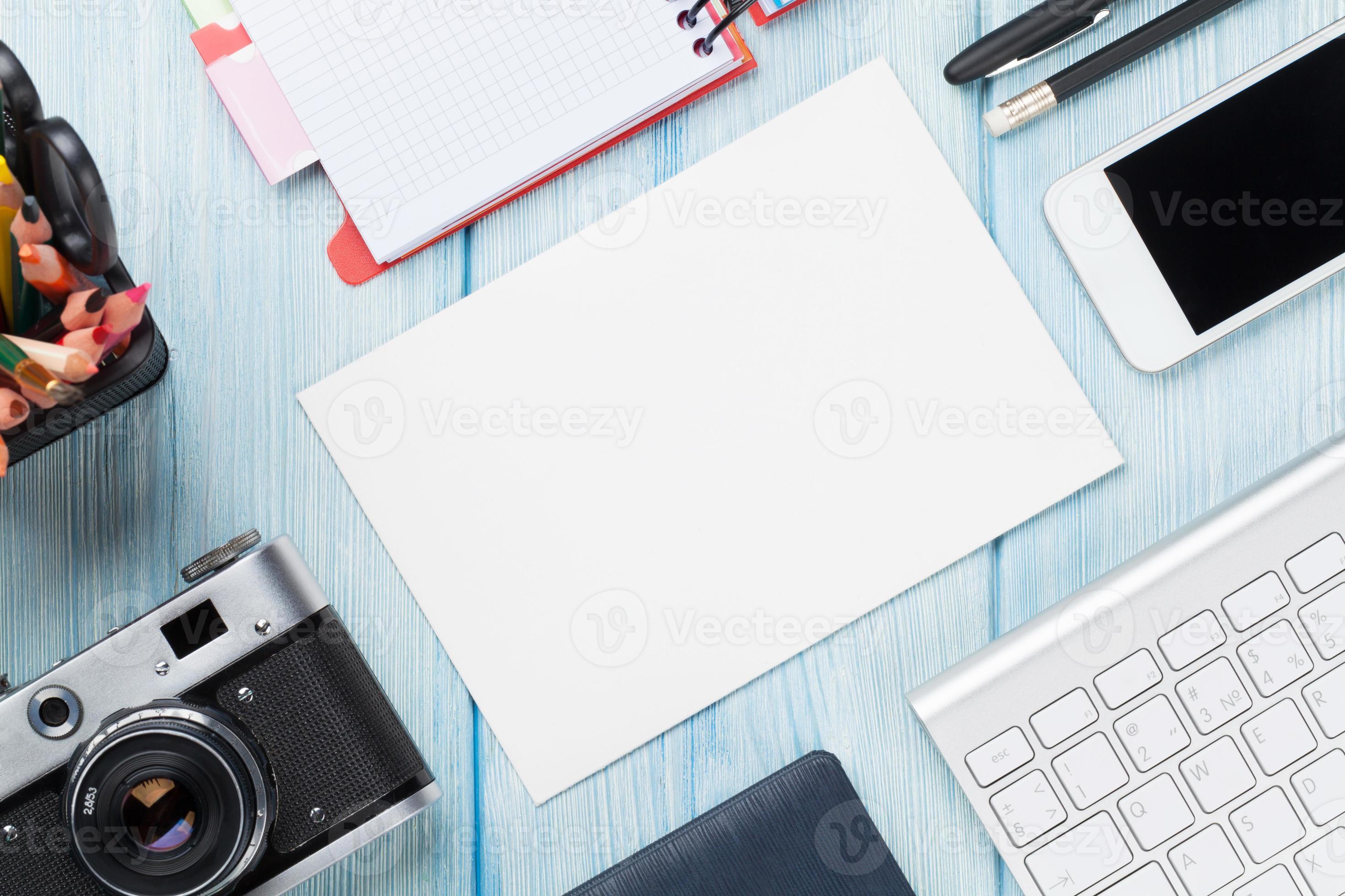 Schreibtisch mit Zubehör, Kamera und Blankokarte foto