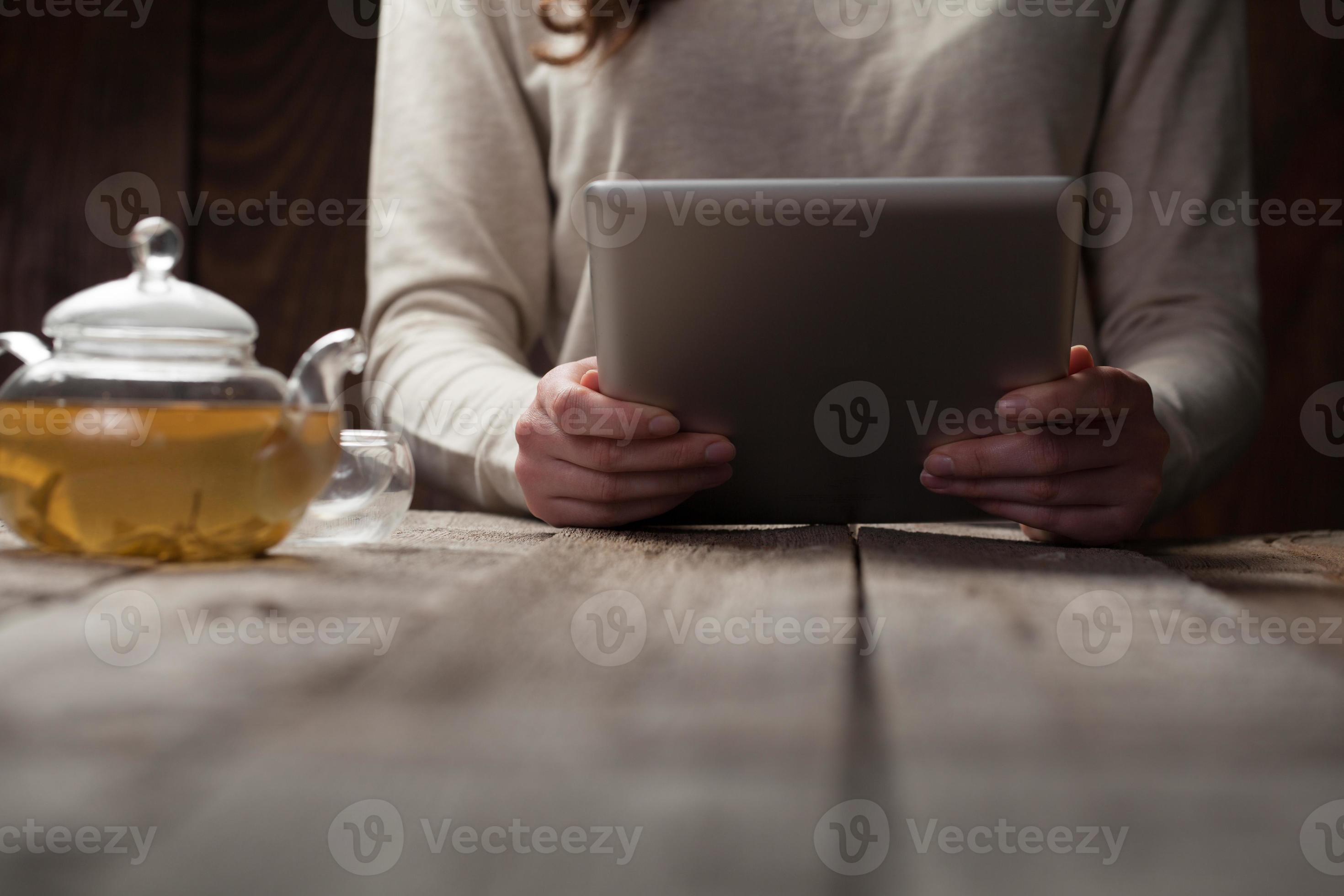 Bildschirm des digitalen Tablet-PCs auf Holztisch foto