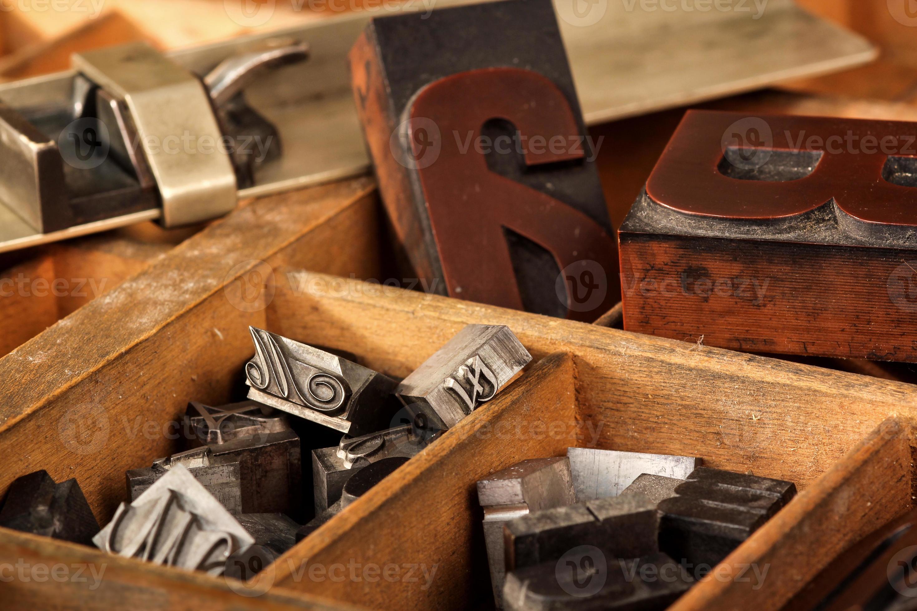 Briefkasten mit alten Holzarten und Kompositionsstab foto