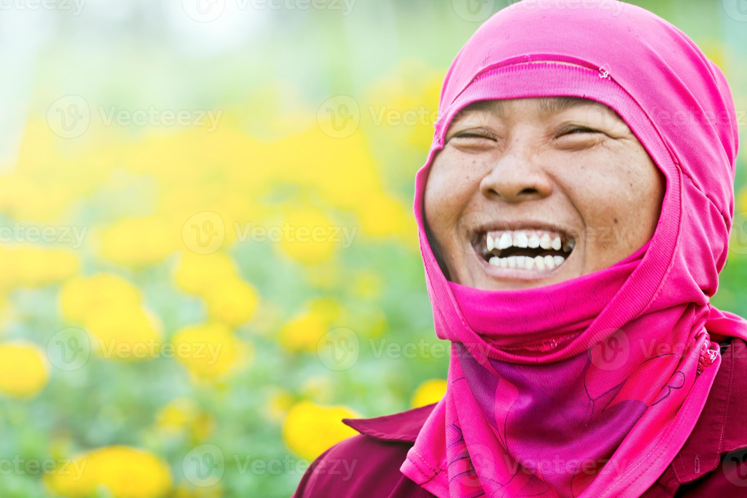 Dame Gartenarbeit in ihrer Farm lächelnd foto
