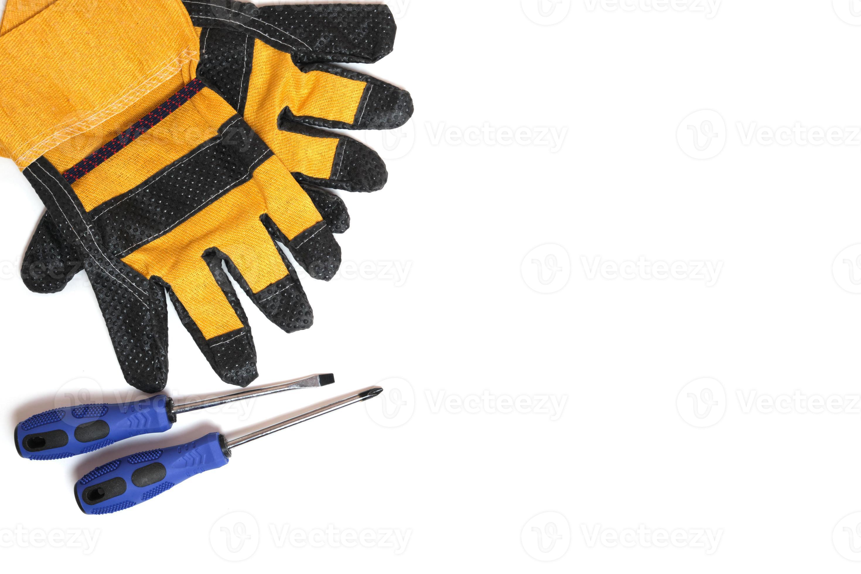 Automechaniker, der handschuhe mit schraubenschlüssel trägt, während er am  auto arbeitet