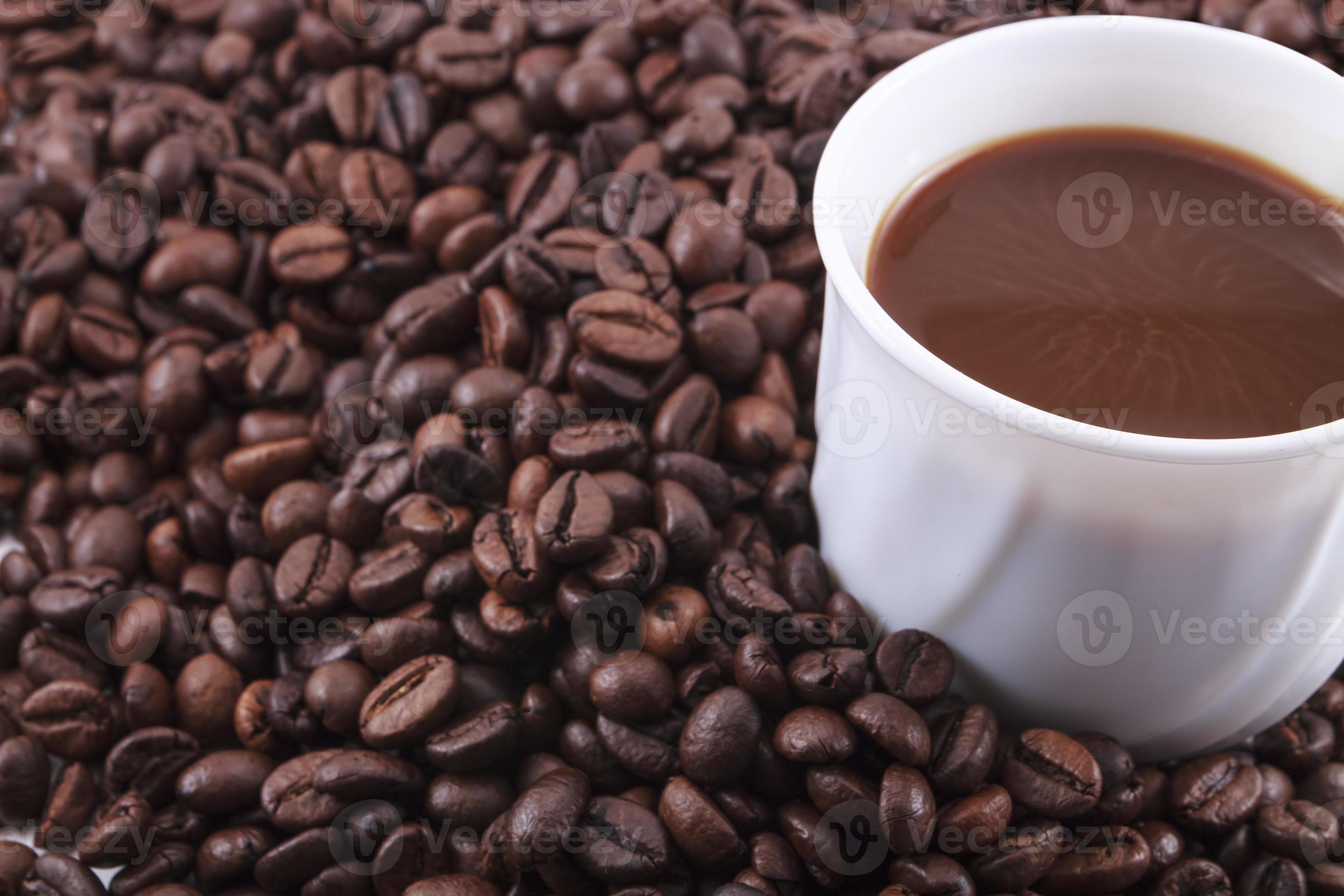 Kaffeebohnen auf weißem Hintergrund foto