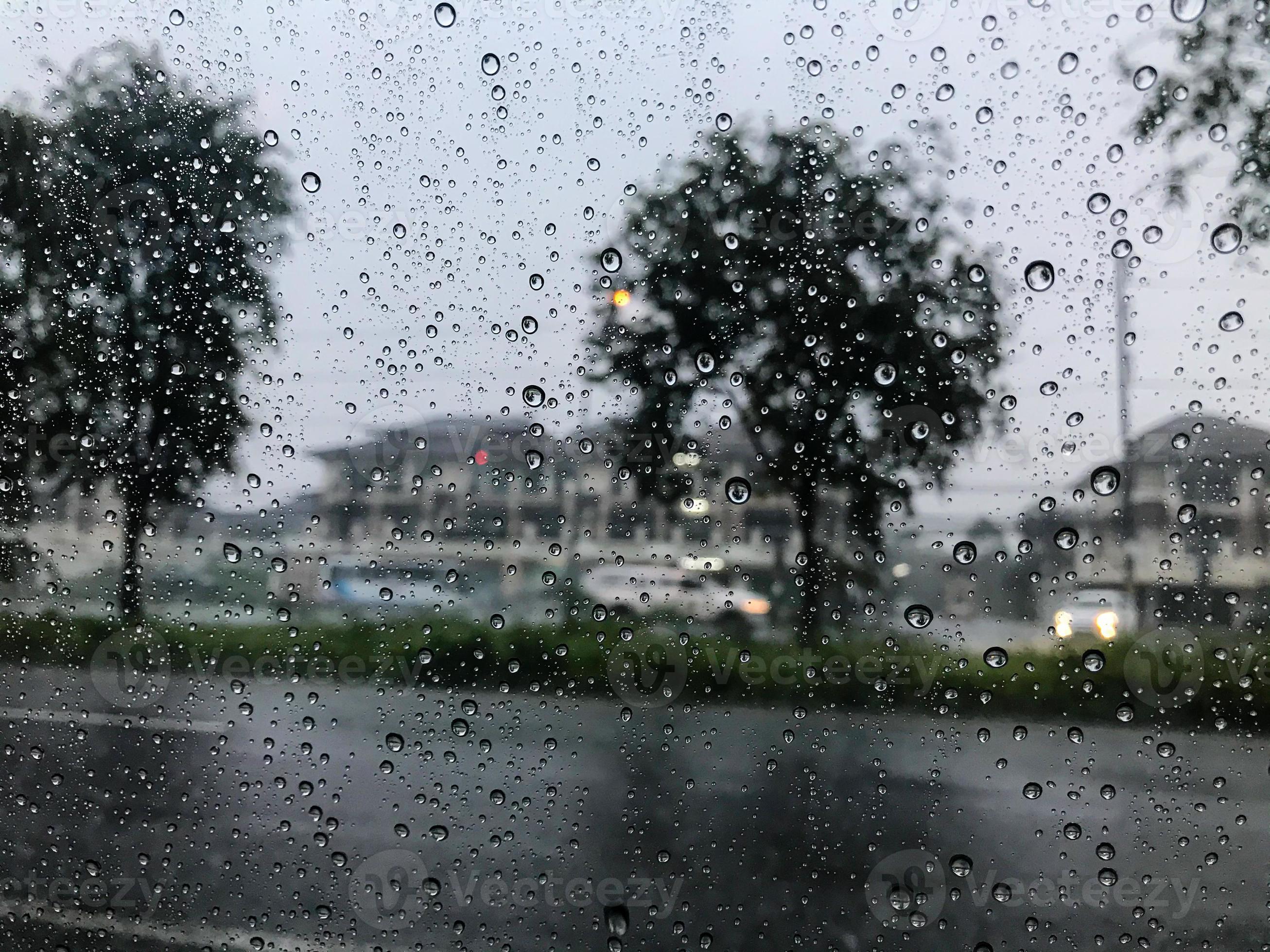 Regentropfen Auf Dem Seitenspiegel Eines Autos Während Eines Regensturms  Kostenloses Bild und Foto 197937229.