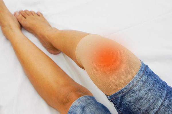 Eine Frau hält ihr Knie mit Verband, verursacht durch eine Verletzung.  konzept des gesundheitschecks, der gesundheitsversorgung und der medizin.  11840660 Stock-Photo bei Vecteezy