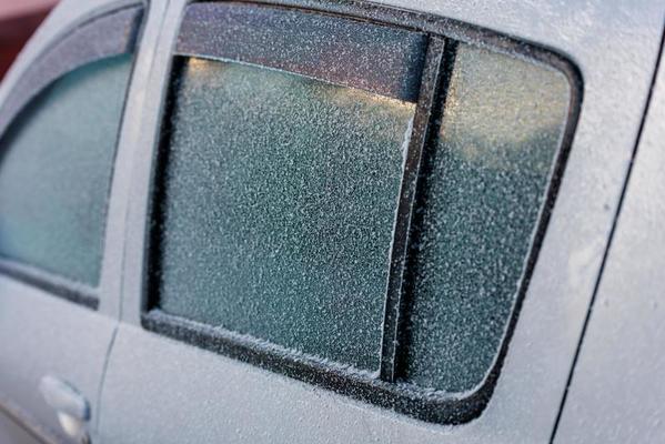 Frost bedeckte weiße Motorhaube, Scheibenwischer und