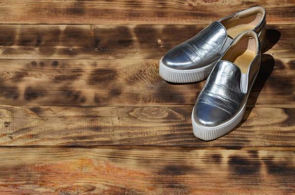 Originale glänzende Schuhe im Disco-Stil liegen auf einer  Vintage-Holzoberfläche aus frittierten braunen Brettern. modische Kleidung  Retro-Accessoire für Discos und Partys im Stil der Achtziger 12837183  Stock-Photo bei Vecteezy