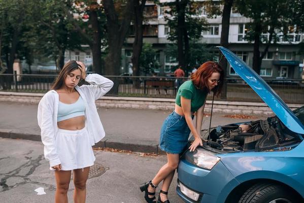 Zwei Frauen mit kaputtem Auto auf der Straße. offene Haube 13637347  Stock-Photo bei Vecteezy