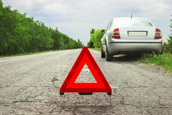 rotes Dreieck eines Autos auf der Straße. auto warndreieck auf der