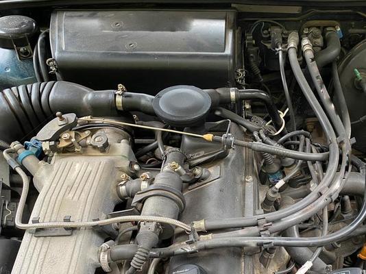 Auto Motorraum geöffnet. Blick in den sauberen Motorraum. Nahaufnahme des  Automotors 15045243 Stock-Photo bei Vecteezy