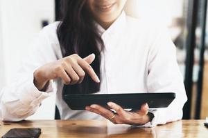 frau, die ipad für die arbeit im büroraum verwendet. foto