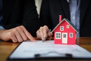 Garantien, Hypotheken, Unterzeichnung, Darlehenszinsen, Immobilienmakler treffen Vereinbarungen mit Kunden zum Kauf von Häusern und Grundstücken und unterzeichnen Vertragsdokumente foto