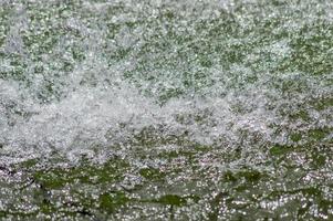 Nahaufnahme des Brunnens. Wasser Hintergrund foto