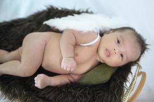 porträt des süßen neugeborenen babys. foto