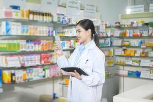 Porträt der Apothekerin mit Tablet in einer modernen Apotheke Drogerie. foto