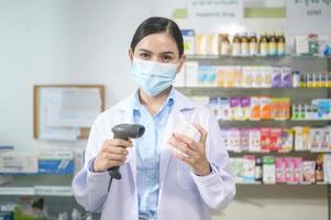 Porträt einer Apothekerin mit Gesichtsmaske in einer modernen Apotheke. foto