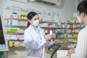 Porträt einer Apothekerin mit Gesichtsmaske in einer modernen Apotheke. foto