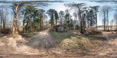 Vollständiges, nahtloses sphärisches HDRI-Panorama 360-Grad-Winkelansicht in der Nähe von verlassenen, zerstörten Militärbunkergebäuden aus Stein im Kiefernwald in equirectangularer Projektion, bereit für Inhalte der virtuellen Realität foto