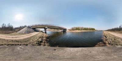 Vollständiges nahtloses sphärisches Hdri-Panorama 360-Grad-Winkelansicht Brücke auf dem Fluss an sonnigen Tagen. Hintergrund in equirectangulärer äquidistanter Projektion für VR-Inhalte foto