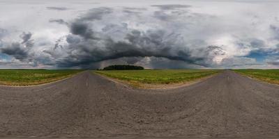 Vollständiges nahtloses sphärisches HDR-Panorama 360-Grad-Winkelansicht auf asphaltierter Straße zwischen Feldern am Abend mit fantastischen schwarzen Wolken vor Sturm in equirectangularer Projektion, vr ar Virtual-Reality-Inhalt foto