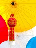 Lanna-Laterne mit farbenfrohen Regenschirmen im nördlichen Stil. foto
