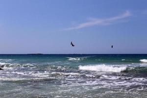 paragliding am himmel über dem mittelmeer. foto