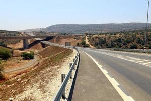 asphaltierte autobahn durch israel von norden nach süden. foto