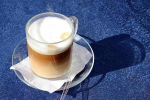 Heißer und starker Kaffee wird in eine Tasse gegossen. foto