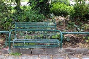 Ruhebank im Stadtpark am Meer. foto