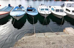 Liegeplatz am Meer zum Festmachen von Booten und Yachten. foto