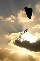 paragliding am himmel über dem mittelmeer. foto