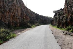 asphaltierte autobahn durch israel von norden nach süden. foto