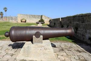 21. Januar 2019 Israel. Alte Kanone auf der Festungsmauer in der Stadt Akko. foto